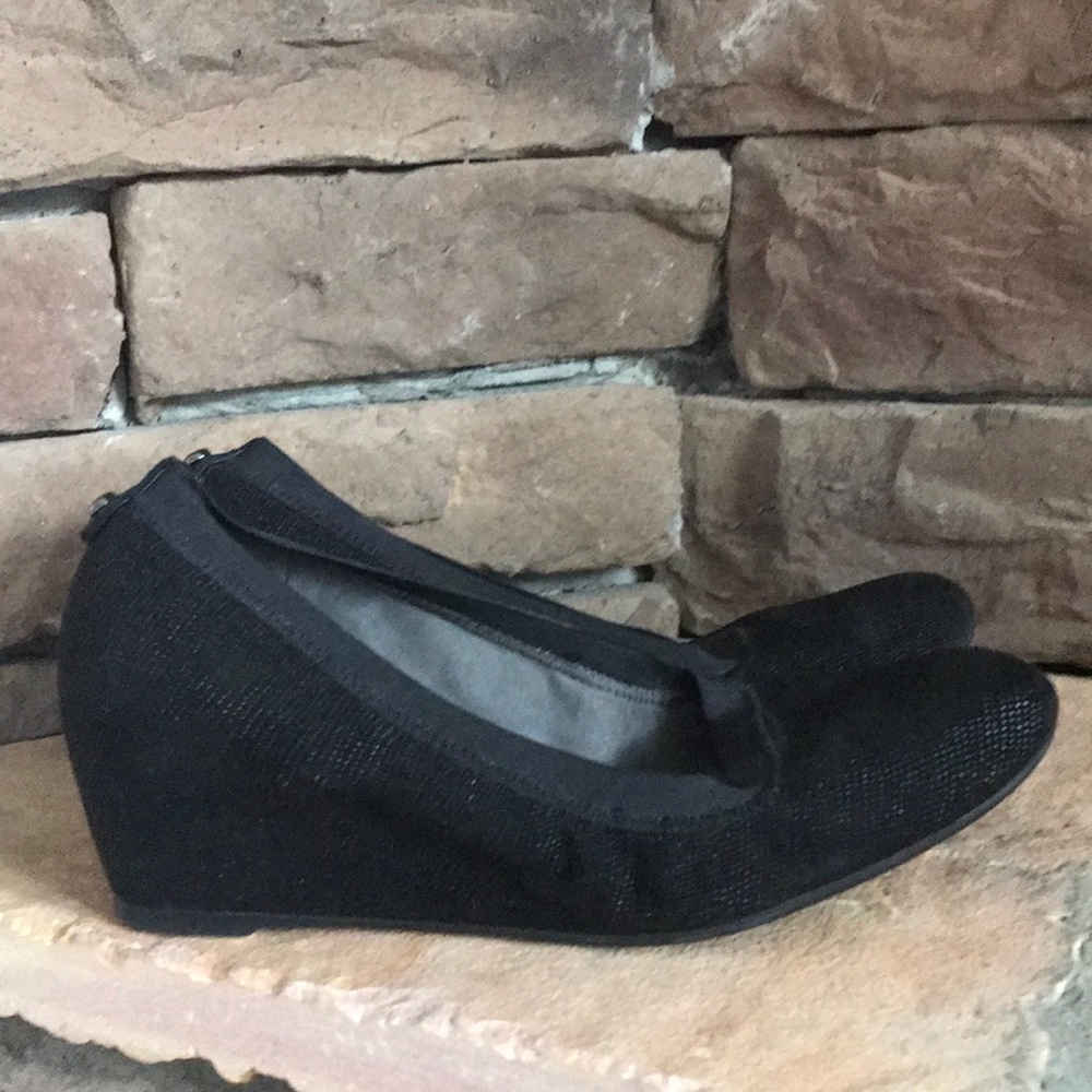 STUART WEITZMAN black textured wedges / 8.5